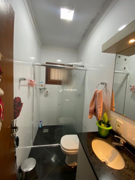 Casa com 3 quartos, 3 banheiros e 180m² à venda no bairro Laranjal, Pelotas