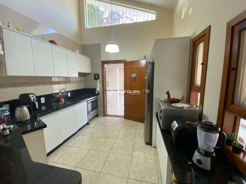 Casa com 3 quartos, 3 banheiros e 180m² à venda no bairro Laranjal, Pelotas