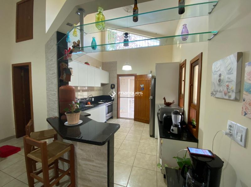 Casa com 3 quartos, 3 banheiros e 180m² à venda no bairro Laranjal, Pelotas