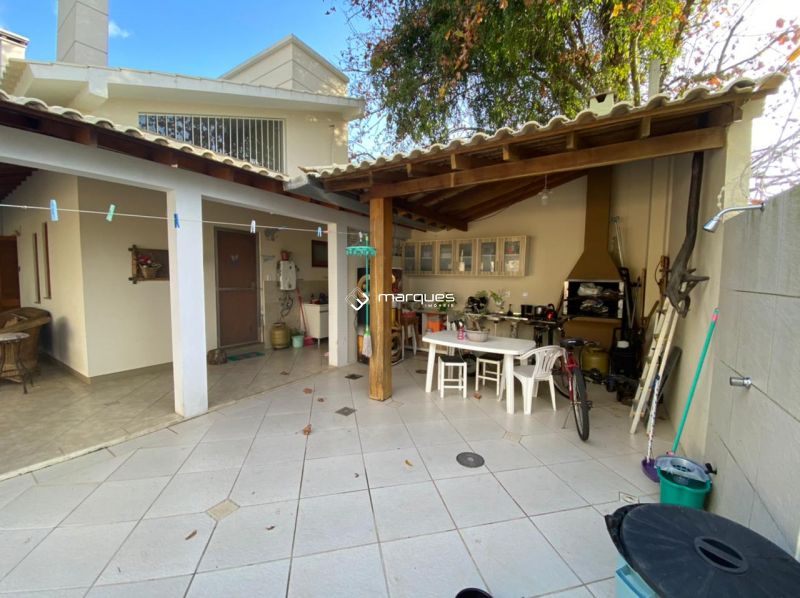 Casa com 3 quartos, 3 banheiros e 180m² à venda no bairro Laranjal, Pelotas
