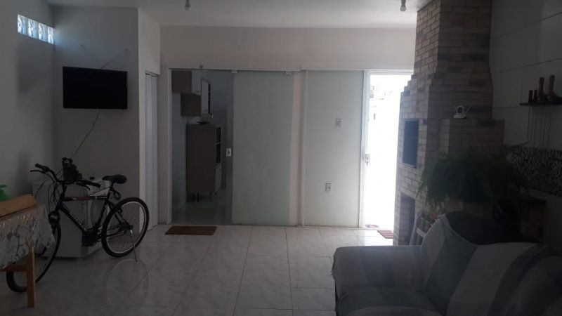 Sobrado com 2 quartos, 2 banheiros e 140m² à venda no bairro Laranjal, Pelotas