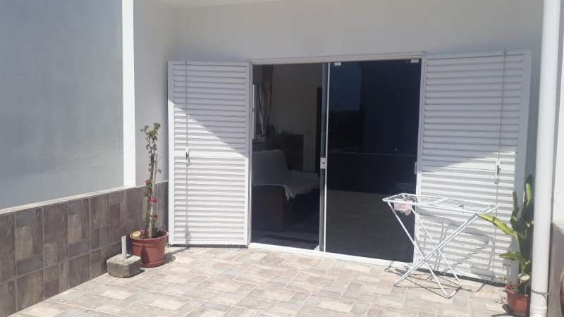 Sobrado com 2 quartos, 2 banheiros e 140m² à venda no bairro Laranjal, Pelotas