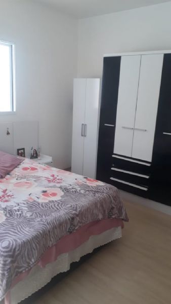 Sobrado com 2 quartos, 2 banheiros e 140m² à venda no bairro Laranjal, Pelotas