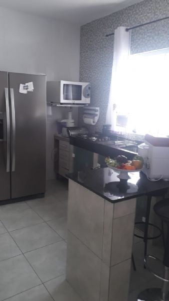 Sobrado com 2 quartos, 2 banheiros e 140m² à venda no bairro Laranjal, Pelotas