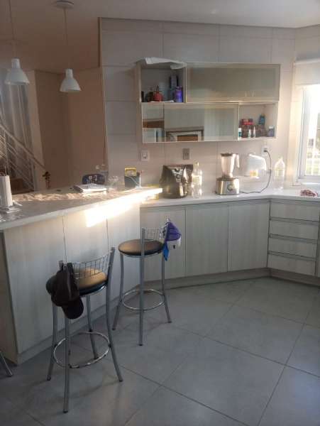 Sobrado com 3 quartos, 3 banheiros e 242m² à venda no bairro Fragata, Pelotas