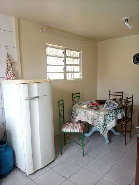 Casa com 5 quartos, 3 banheiros e 170m² à venda no bairro Laranjal, Pelotas