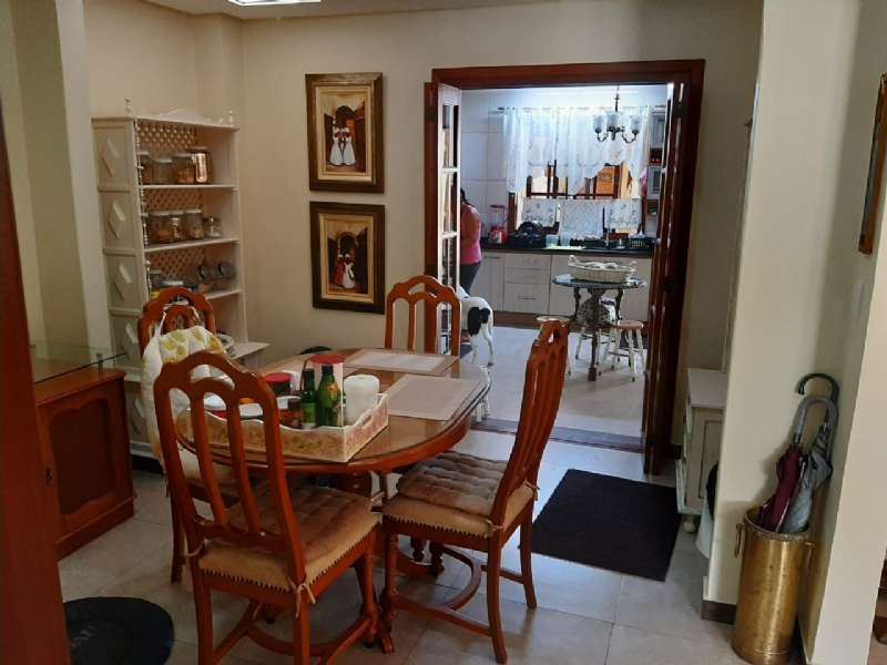 Sobrado com 5 quartos, 6 banheiros e 431m² à venda no bairro Laranjal, Pelotas