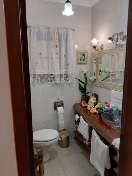 Sobrado com 5 quartos, 6 banheiros e 431m² à venda no bairro Laranjal, Pelotas