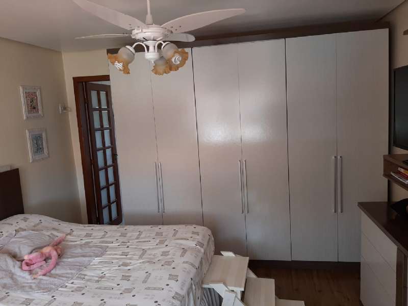 Sobrado com 5 quartos, 6 banheiros e 431m² à venda no bairro Laranjal, Pelotas