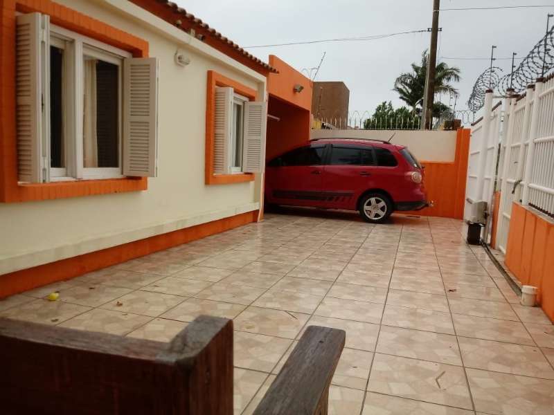 Casa com 2 quartos, 2 banheiros e 147m² à venda no bairro Laranjal, Pelotas