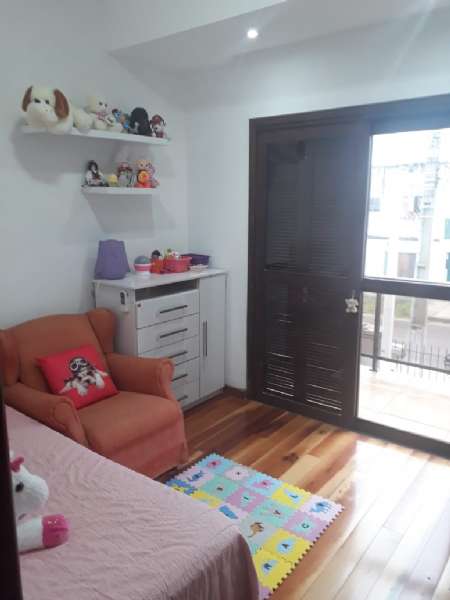 Casa com 4 quartos, 3 banheiros e 256m² à venda no bairro Areal, Pelotas