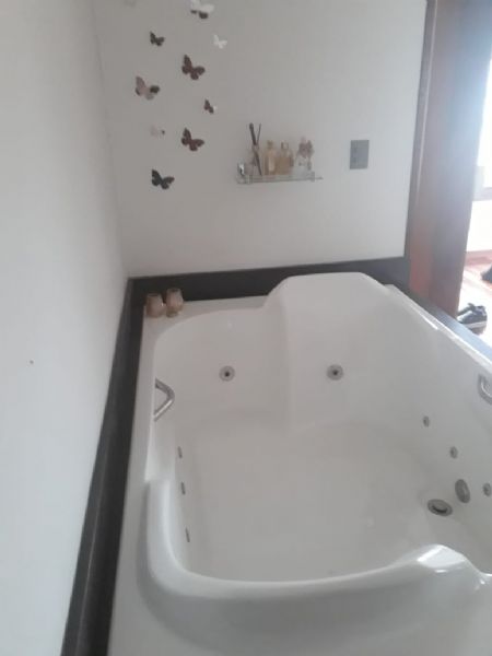 Casa com 4 quartos, 3 banheiros e 256m² à venda no bairro Areal, Pelotas