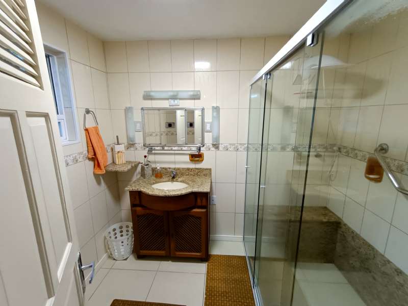 Casa com 4 quartos, 5 banheiros e 254m² à venda no bairro Centro, Pelotas