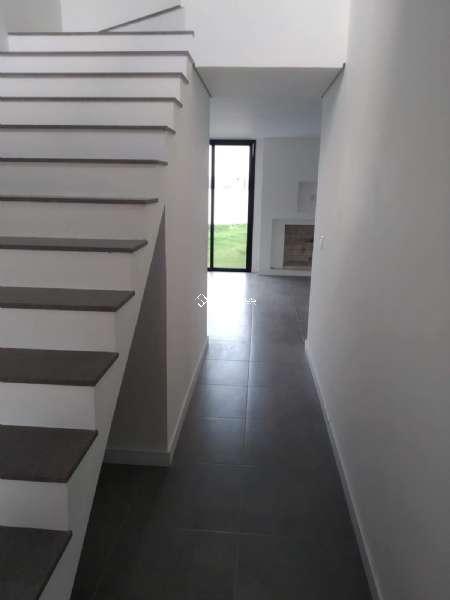 Casa com 3 quartos, 4 banheiros e 224m² à venda no bairro Laranjal, Pelotas