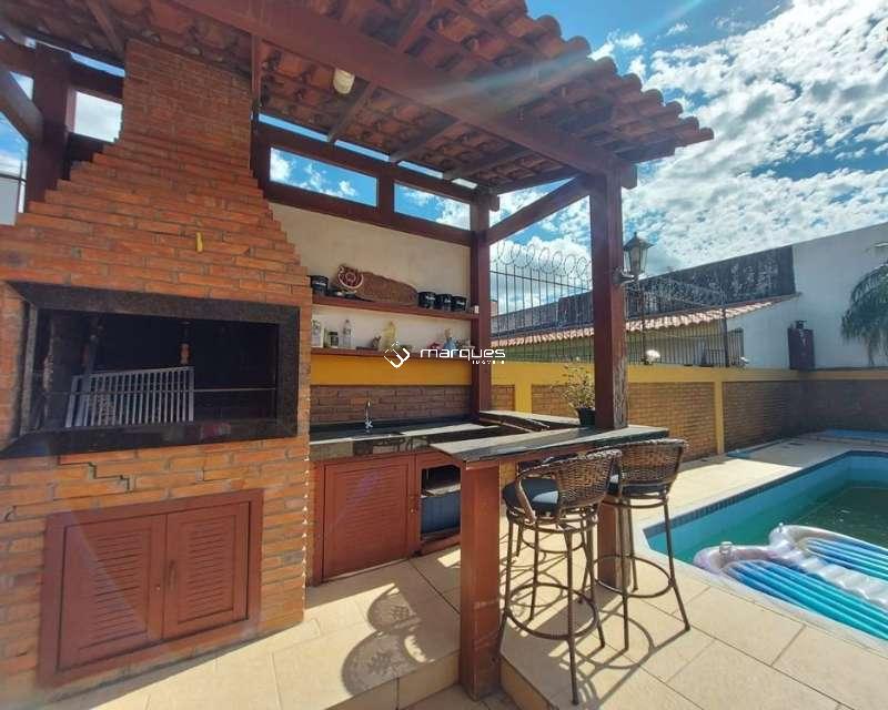Casa com 4 quartos, 4 banheiros e 360m² à venda no bairro Três Vendas, Pelotas