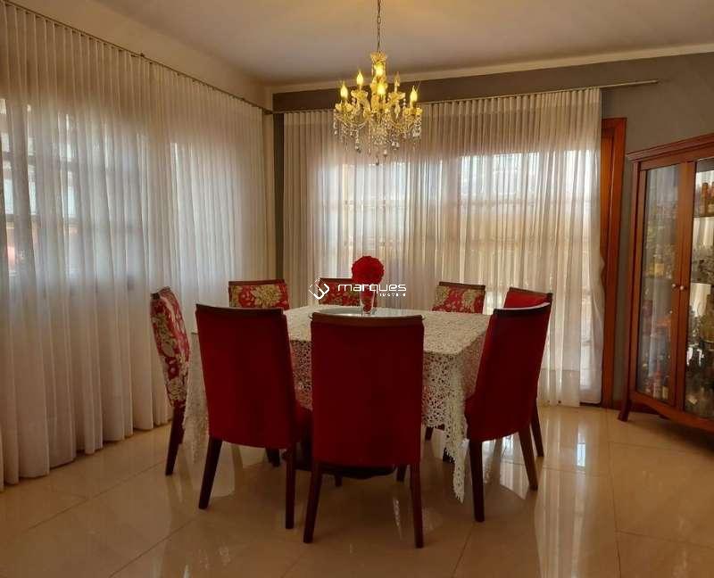 Casa com 4 quartos, 4 banheiros e 360m² à venda no bairro Três Vendas, Pelotas