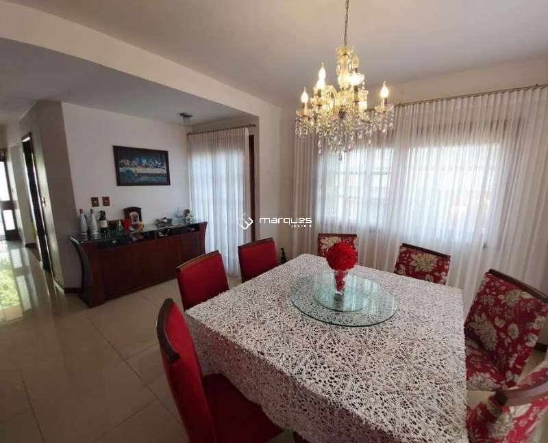 Casa com 4 quartos, 4 banheiros e 360m² à venda no bairro Três Vendas, Pelotas