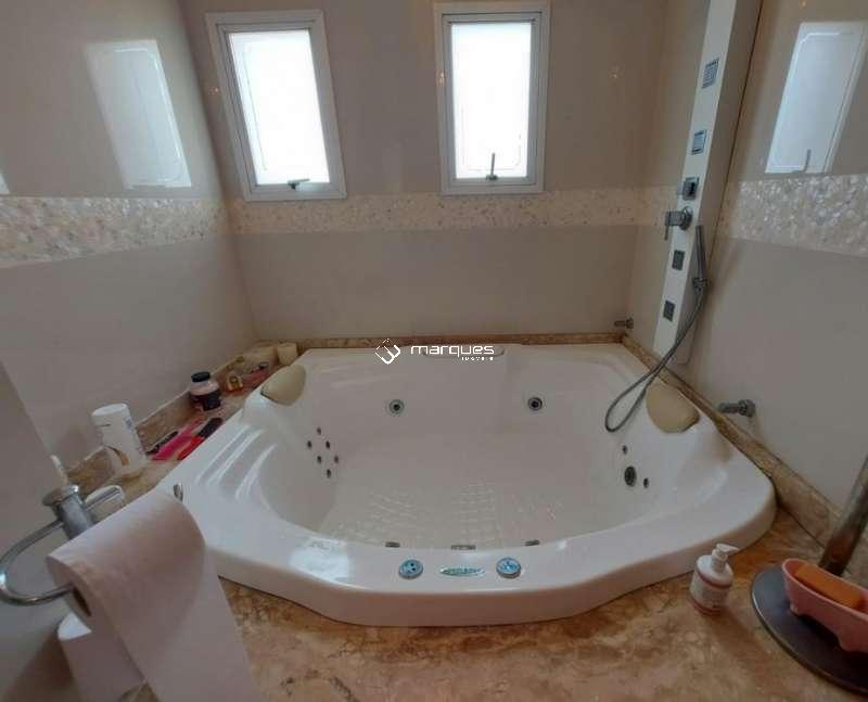Casa com 4 quartos, 4 banheiros e 360m² à venda no bairro Três Vendas, Pelotas