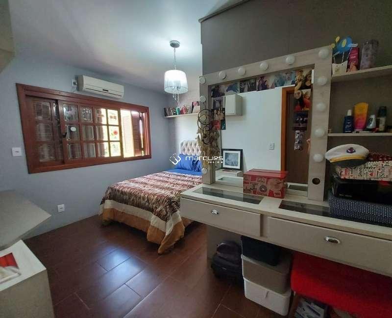 Casa com 4 quartos, 4 banheiros e 360m² à venda no bairro Três Vendas, Pelotas