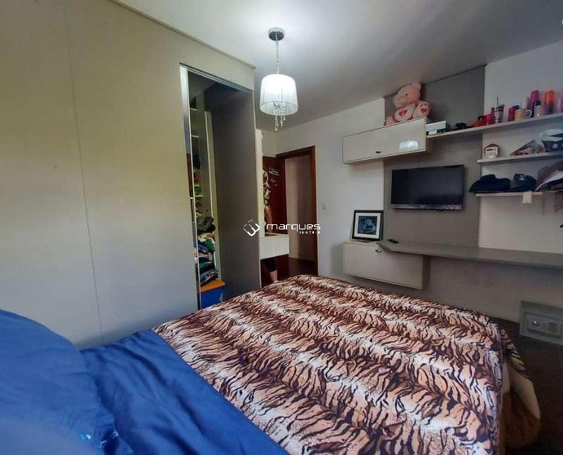Casa com 4 quartos, 4 banheiros e 360m² à venda no bairro Três Vendas, Pelotas