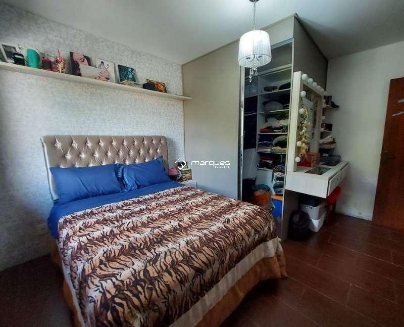 Casa com 4 quartos, 4 banheiros e 360m² à venda no bairro Três Vendas, Pelotas