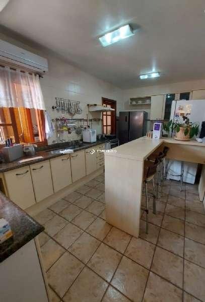 Casa com 4 quartos, 4 banheiros e 360m² à venda no bairro Três Vendas, Pelotas