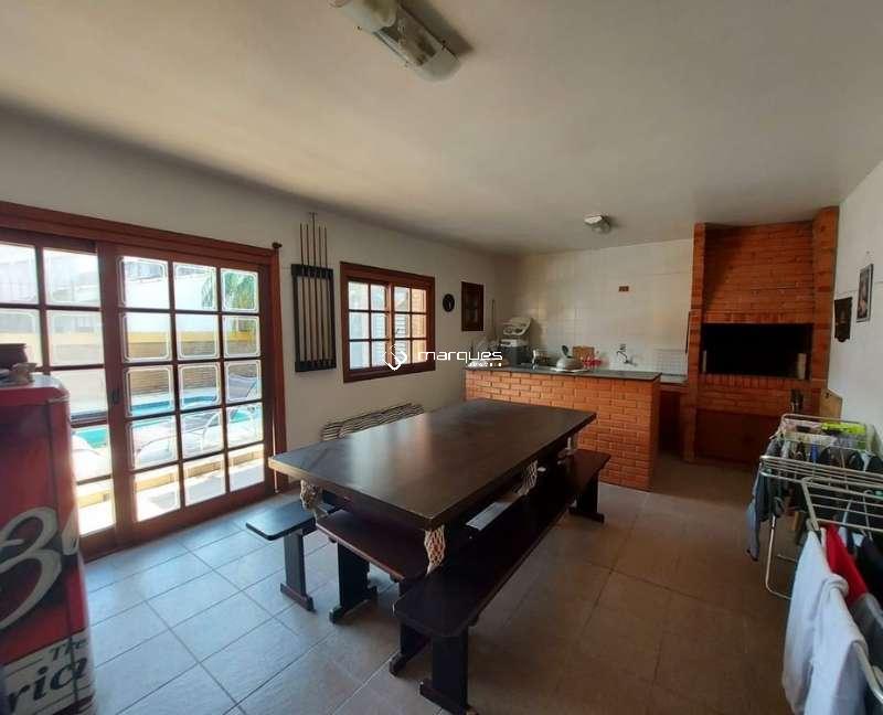 Casa com 4 quartos, 4 banheiros e 360m² à venda no bairro Três Vendas, Pelotas