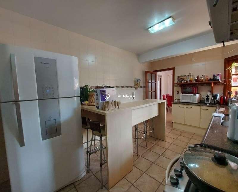 Casa com 4 quartos, 4 banheiros e 360m² à venda no bairro Três Vendas, Pelotas
