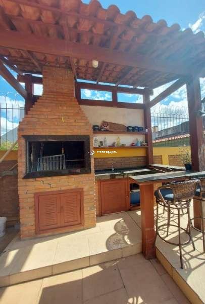 Casa com 4 quartos, 4 banheiros e 360m² à venda no bairro Três Vendas, Pelotas