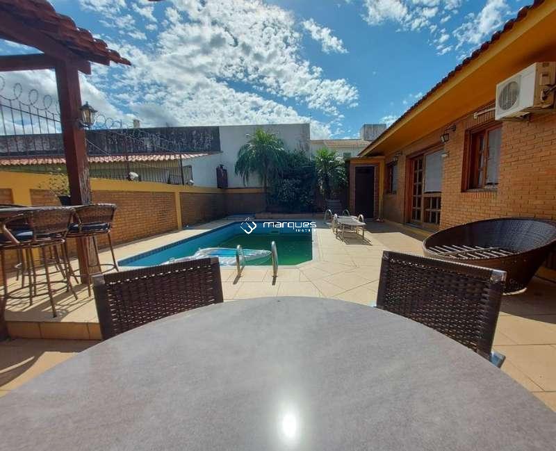 Casa com 4 quartos, 4 banheiros e 360m² à venda no bairro Três Vendas, Pelotas