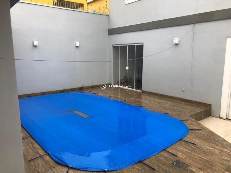 Casa com 3 quartos, 2 banheiros e 230m² à venda no bairro Centro, Pelotas