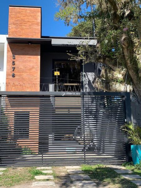 Sobrado com 3 quartos, 2 banheiros e 144m² à venda no bairro Laranjal, Pelotas