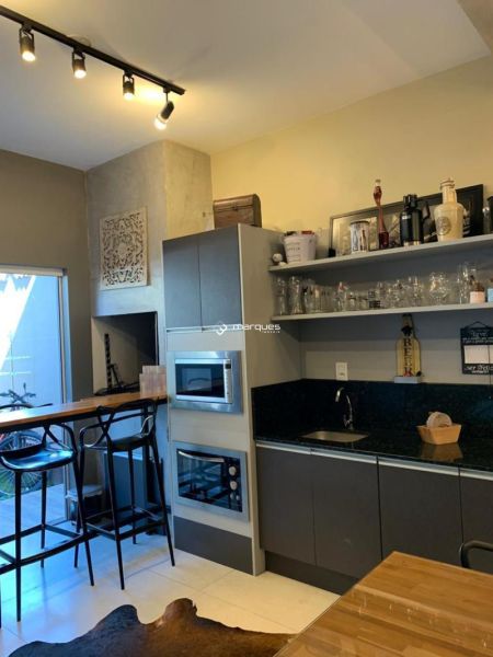 Sobrado com 3 quartos, 2 banheiros e 144m² à venda no bairro Laranjal, Pelotas