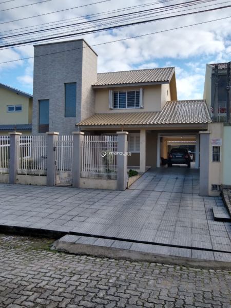 Sobrado com 3 quartos, 2 banheiros e 313m² à venda no bairro Três Vendas, Pelotas