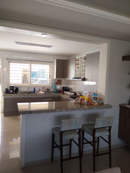 Sobrado com 3 quartos, 2 banheiros e 313m² à venda no bairro Três Vendas, Pelotas