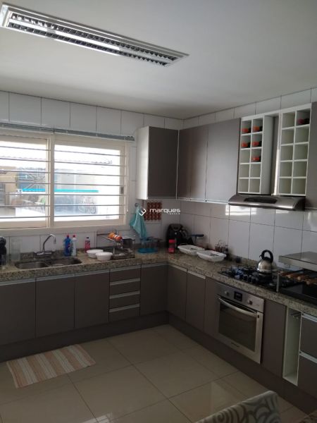 Sobrado com 3 quartos, 2 banheiros e 313m² à venda no bairro Três Vendas, Pelotas