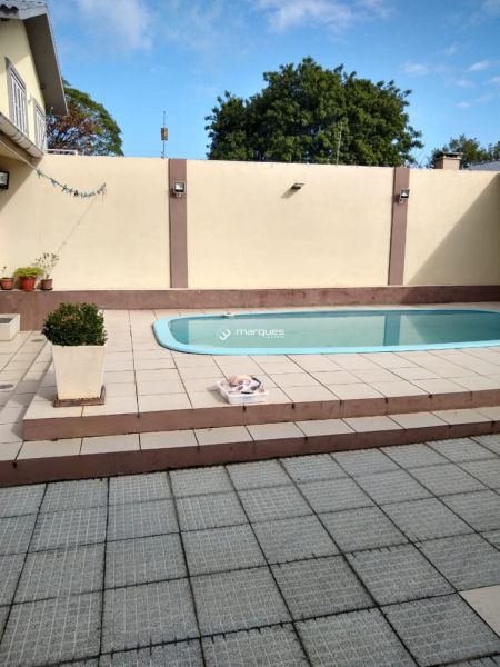 Sobrado com 3 quartos, 2 banheiros e 313m² à venda no bairro Três Vendas, Pelotas