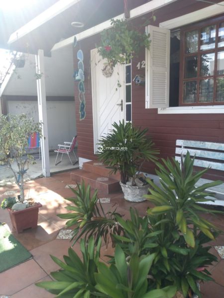 Casa com 4 quartos, 2 banheiros e 234m² à venda no bairro Umuharama, Pelotas