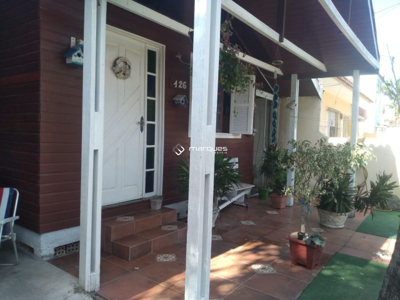 Casa com 4 quartos, 2 banheiros e 234m² à venda no bairro Umuharama, Pelotas