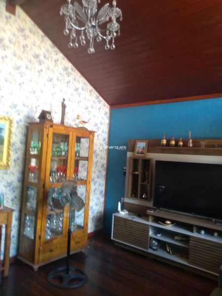 Casa com 4 quartos, 2 banheiros e 234m² à venda no bairro Umuharama, Pelotas