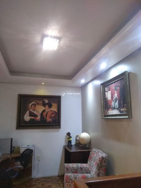 Casa com 4 quartos, 2 banheiros e 234m² à venda no bairro Umuharama, Pelotas