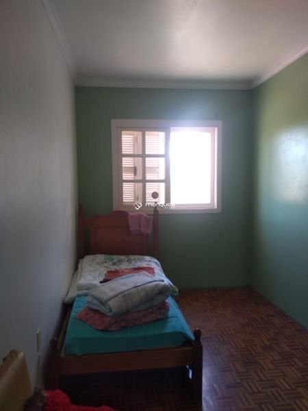 Casa com 4 quartos, 2 banheiros e 234m² à venda no bairro Umuharama, Pelotas