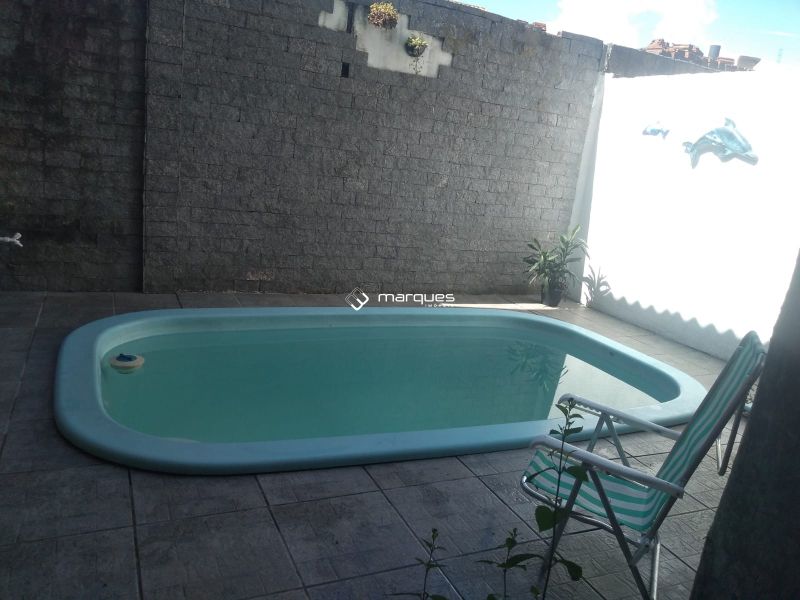 Casa com 4 quartos, 2 banheiros e 234m² à venda no bairro Umuharama, Pelotas