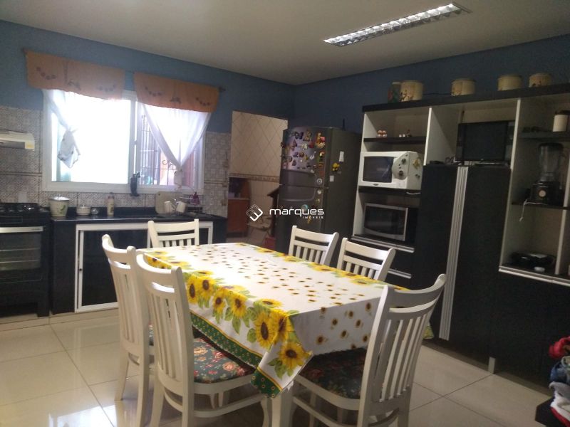 Casa com 4 quartos, 2 banheiros e 234m² à venda no bairro Umuharama, Pelotas