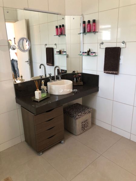 Casa com 3 quartos, 2 banheiros e 287m² à venda no bairro Areal, Pelotas