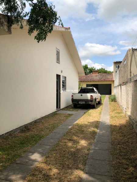 Casa com 2 quartos, 2 banheiros e 190m² à venda no bairro Laranjal, Pelotas