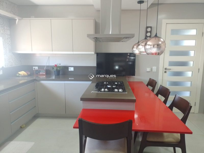 Casa com 3 quartos, 4 banheiros e 336m² à venda no bairro São Gonçalo, Pelotas
