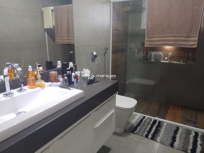 Casa com 3 quartos, 4 banheiros e 336m² à venda no bairro São Gonçalo, Pelotas