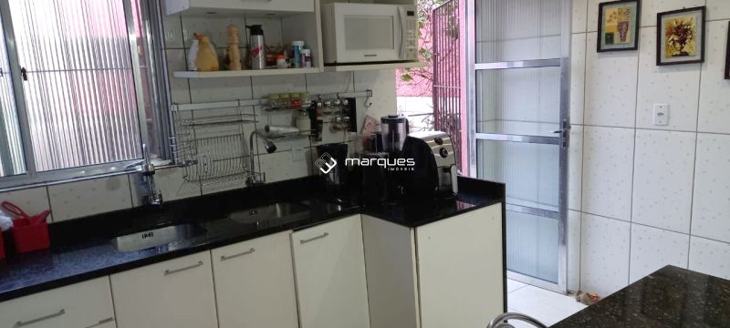 Casa com 4 quartos, 2 banheiros e 205m² à venda no bairro Centro, Pelotas
