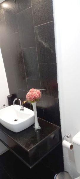 Casa com 4 quartos, 2 banheiros e 205m² à venda no bairro Centro, Pelotas